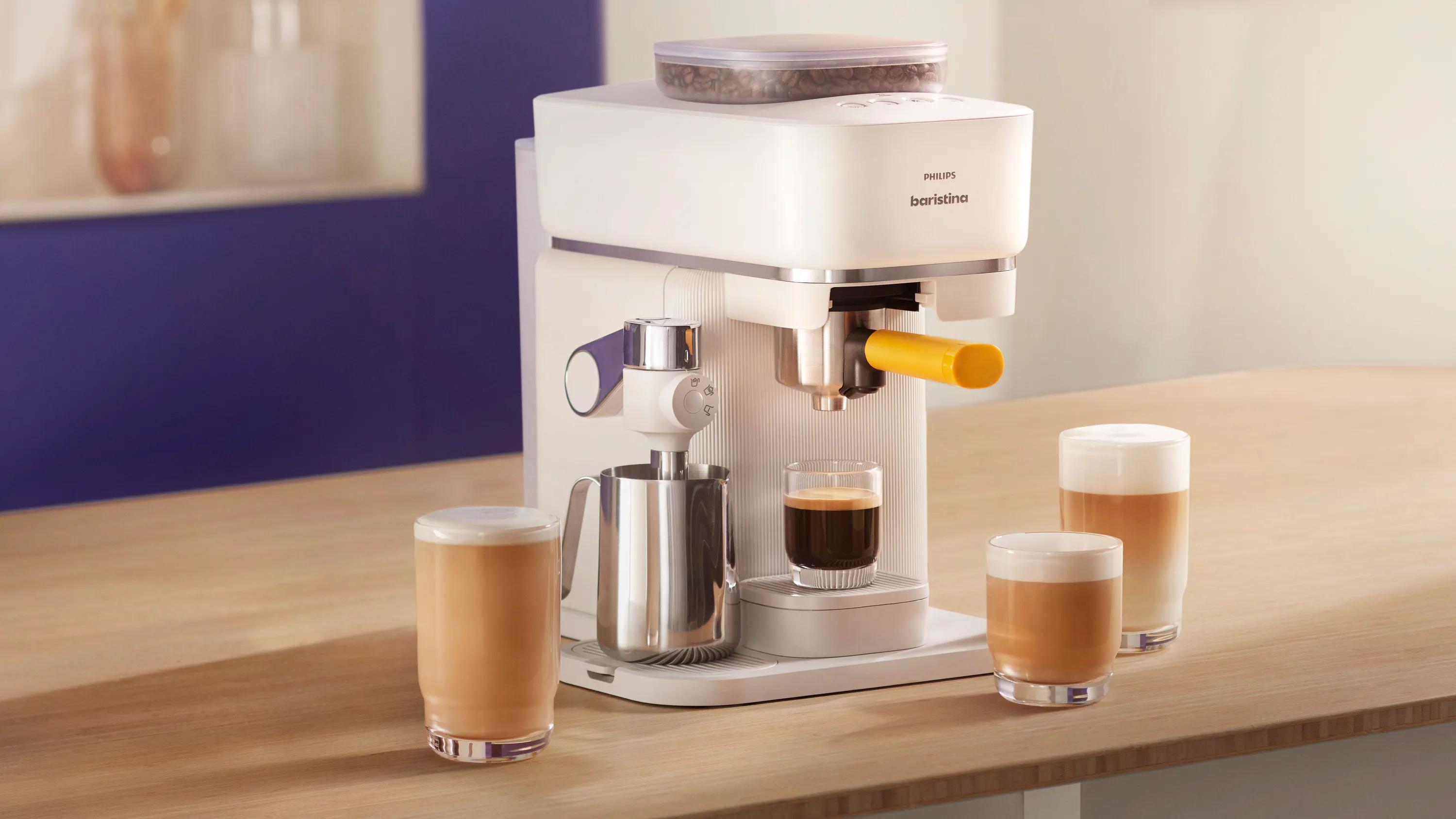 Philips Baristina Latte bereitet neben schwarzen Kaffee-Variationen auch alle Milchkaffee-Getränke zu, wie ein Cappuccino mit der integrierten Milchdüse zu