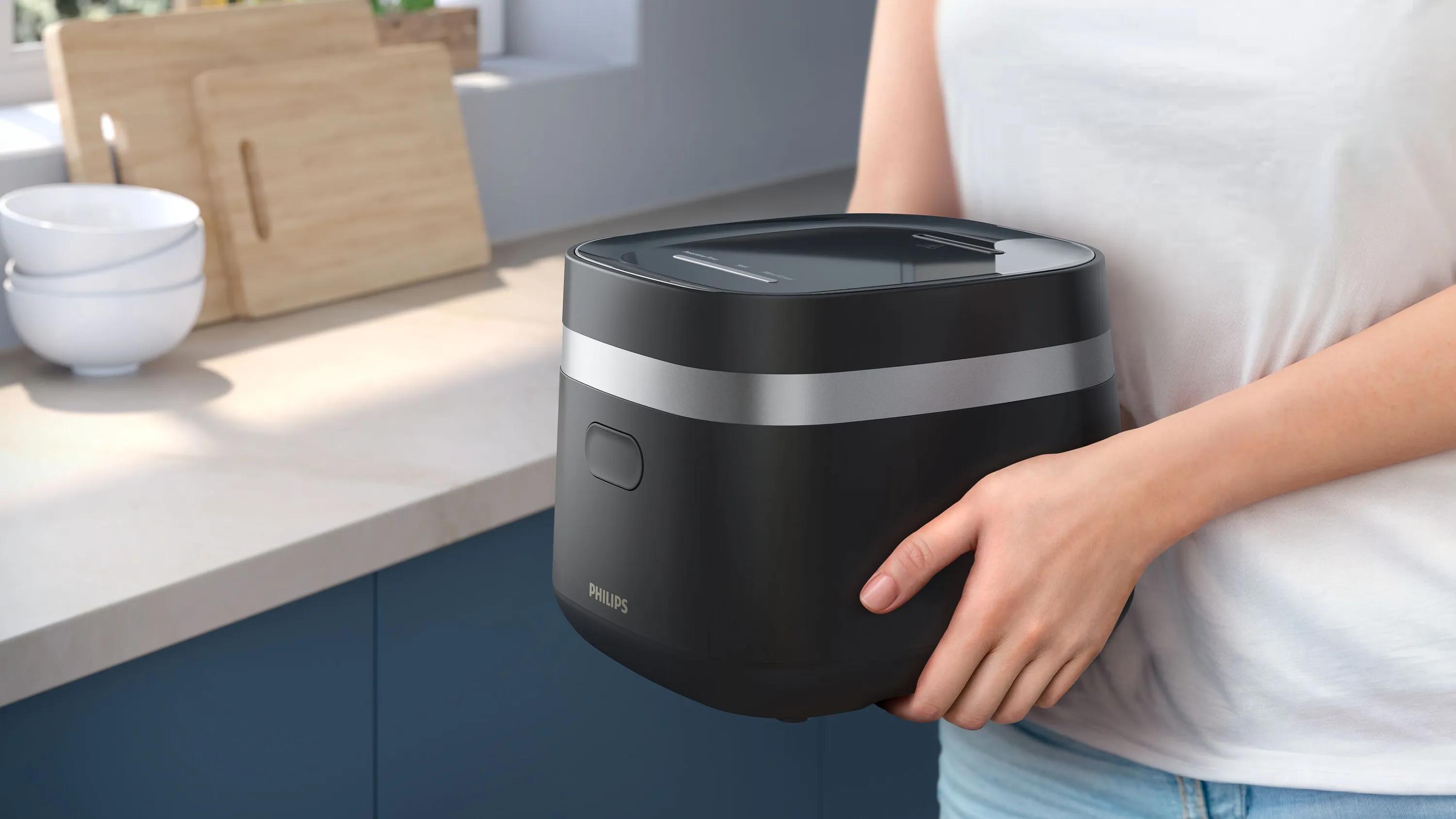 Philips Reiskocher in den Händen einer Person.