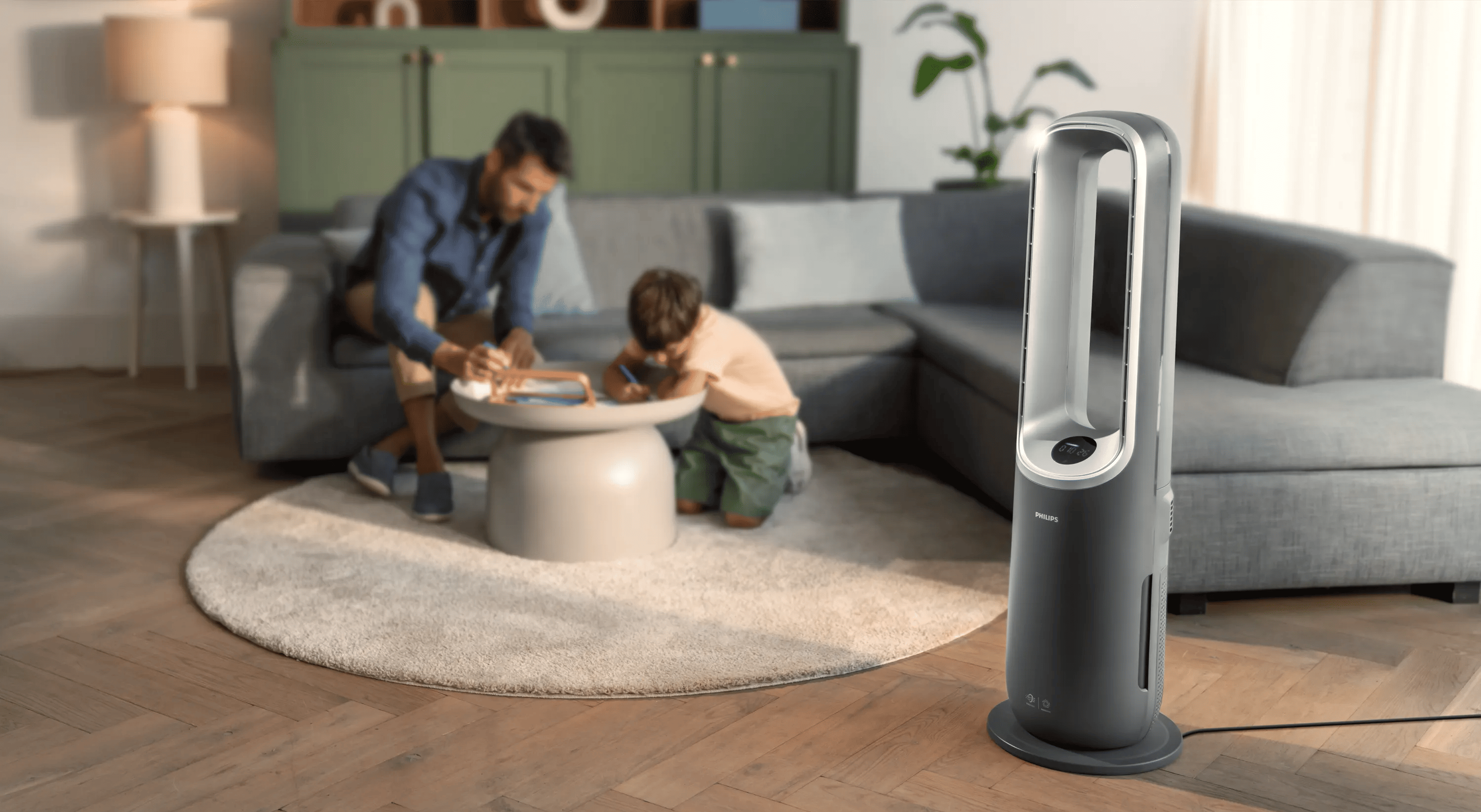 Philips Multifunktionaler Klimatower-Ventilator in einem eleganten Wohnzimmer. Erleben Sie überlegene Luftqualität und stilvolles Design für ultimativen Komfort, jetzt.