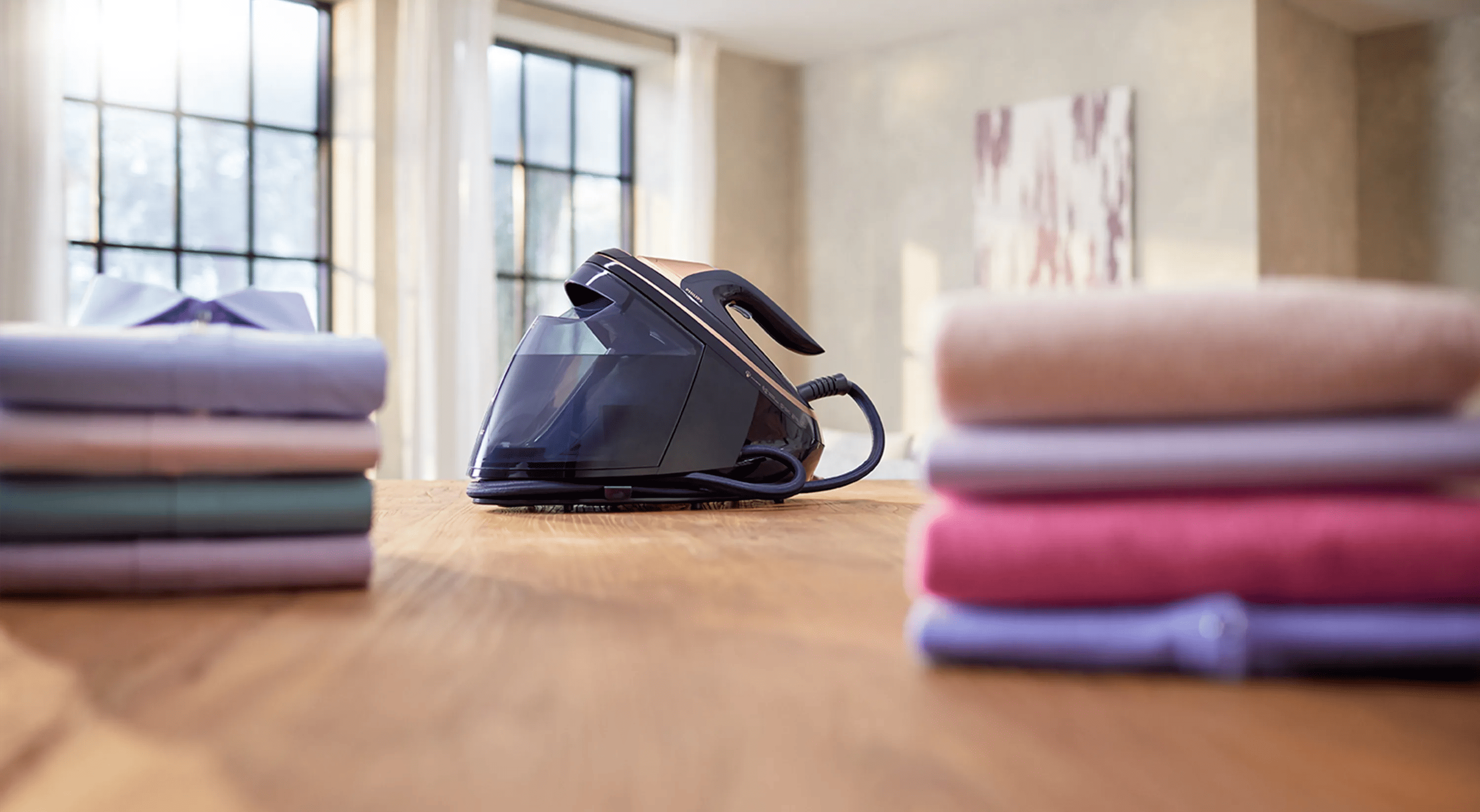 Philips Dampfgeneratoren: Premium-Dampfgenerator mit OptimalTEMP-Technologie, neben makellos gefalteter Kleidung, für eine erstklassige und sichere Textilpflege.
