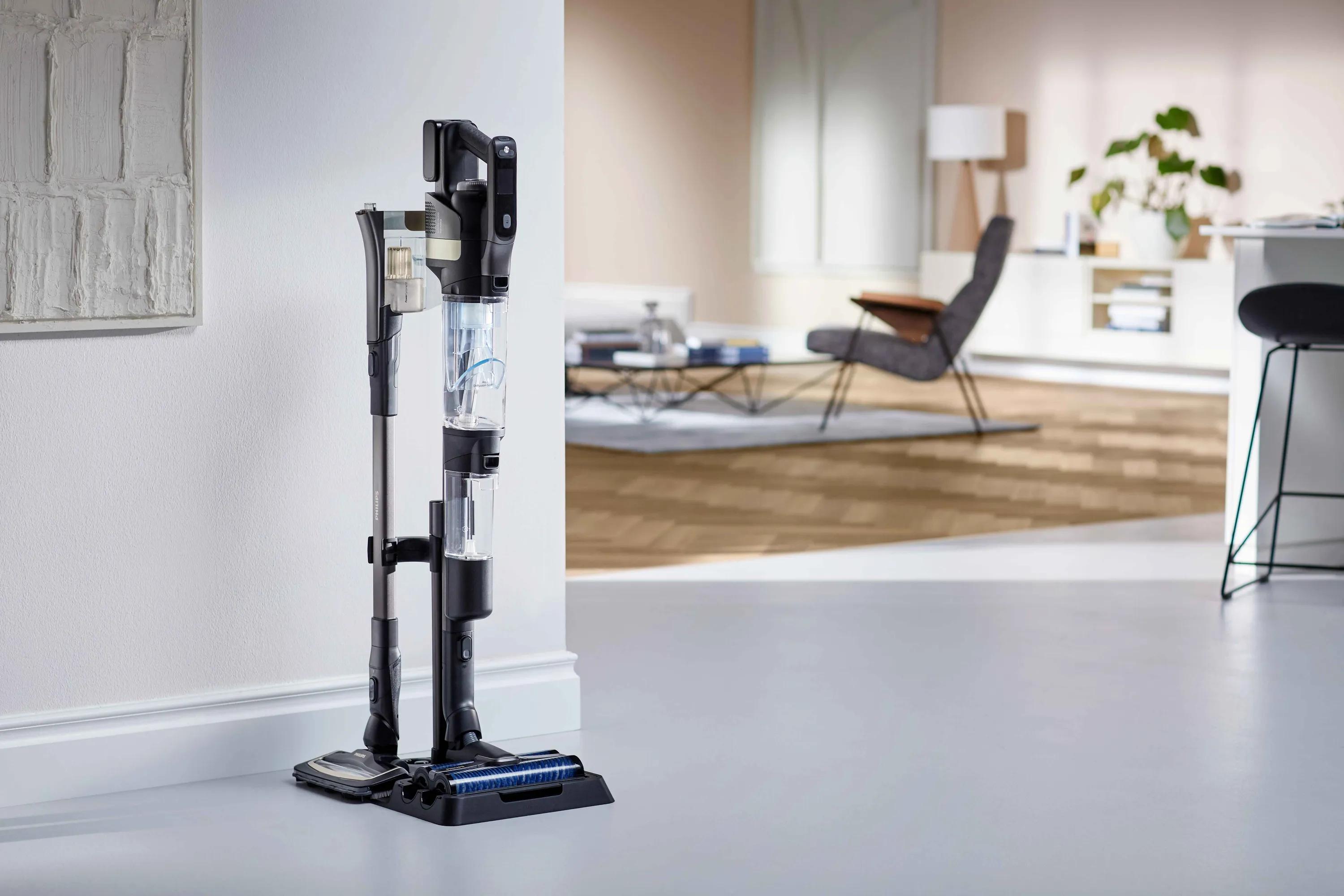Philips AquaTrio 9000 kabelloses Staubsaugersystem auf der Ladestation. Elegantes, modulares Design für vielseitige Bodenreinigung – fügt sich nahtlos in moderne Wohnräume ein.