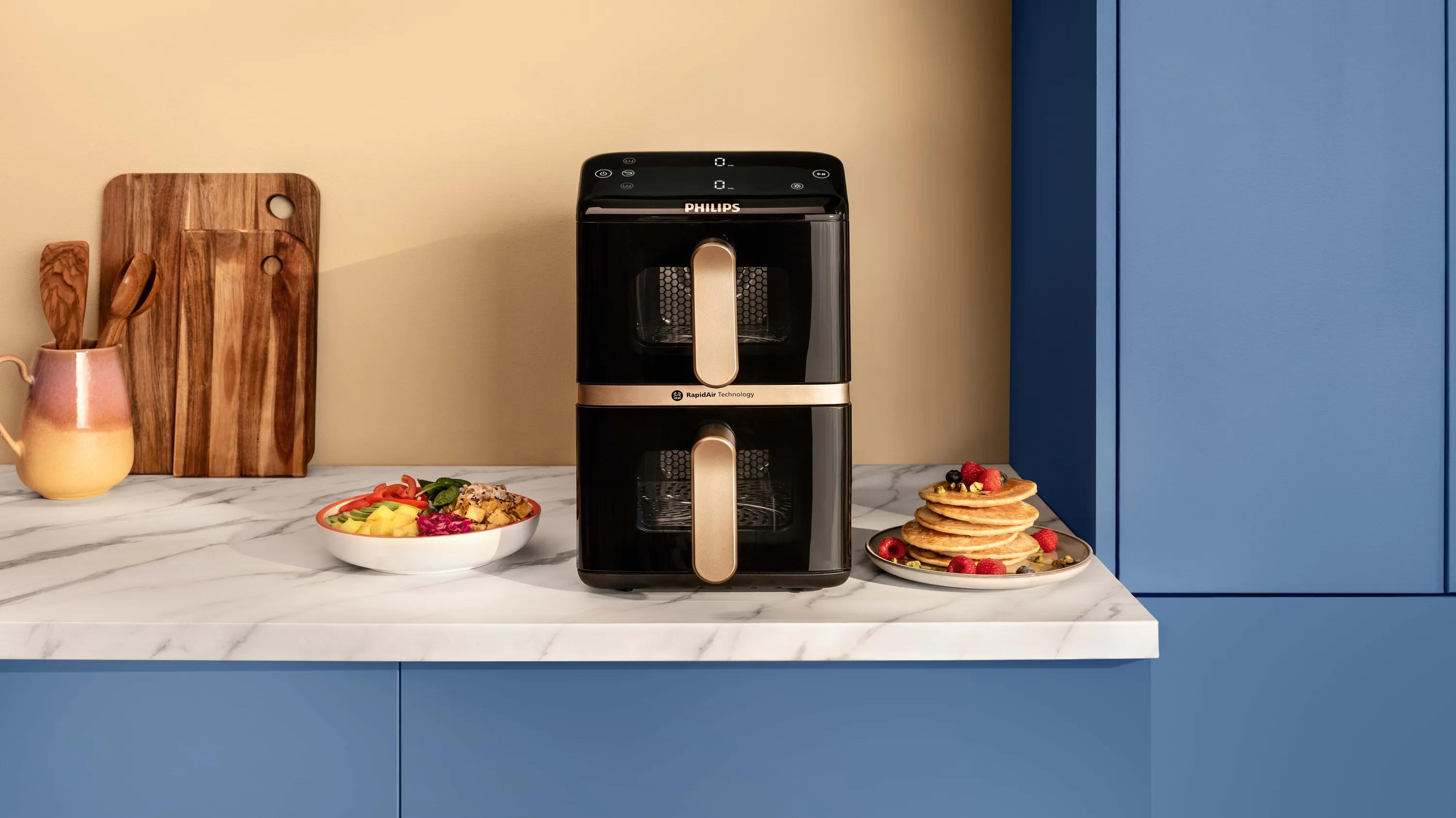 Zwei Airfryer auf der Fläche von einem