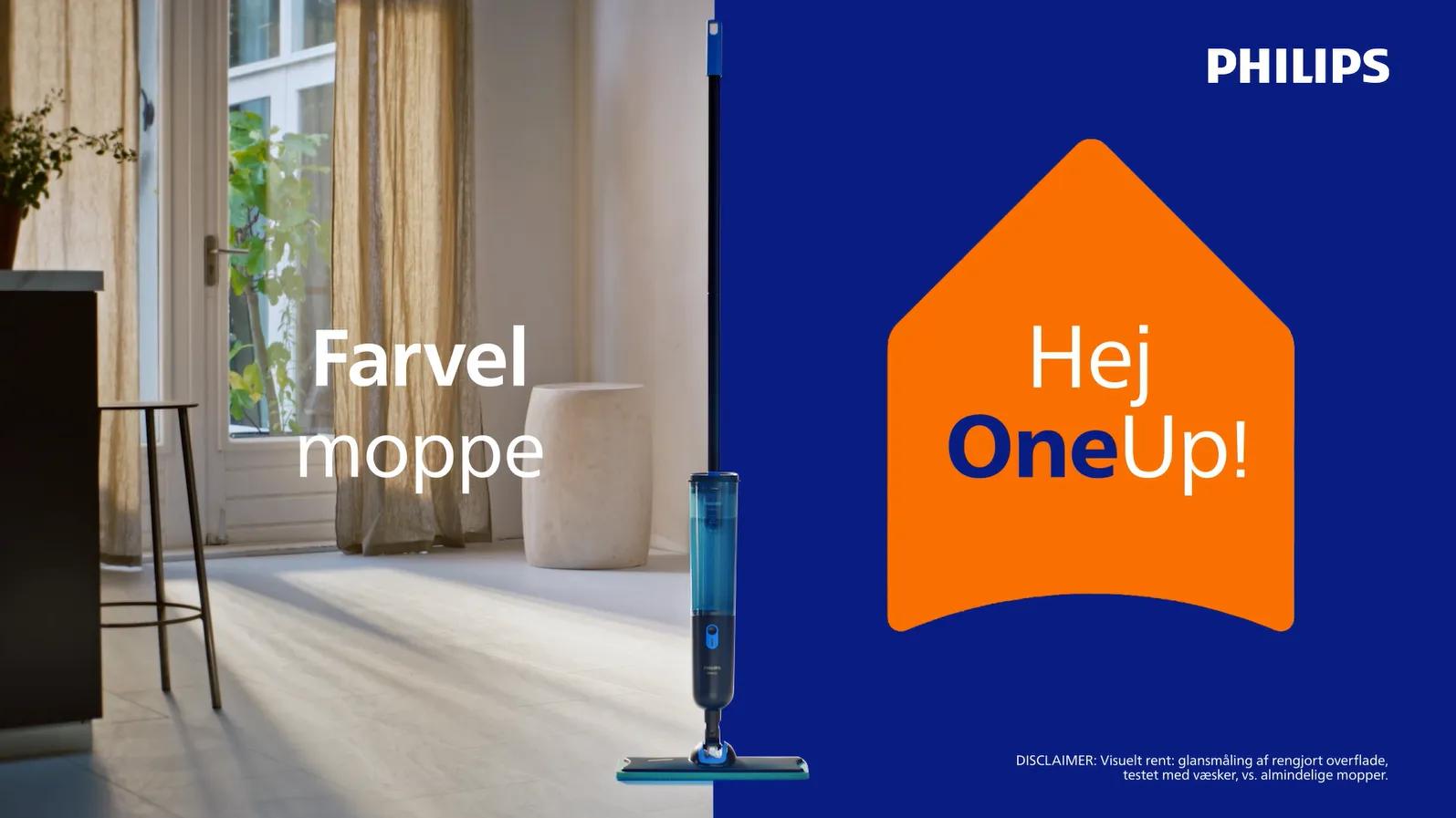 Philips OneUp – kampagnebillede med teksten "Farvel moppe, Hej OneUp!" En blå spraymoppe står i et lyst rum med gardiner og dagslys gennem vinduet.