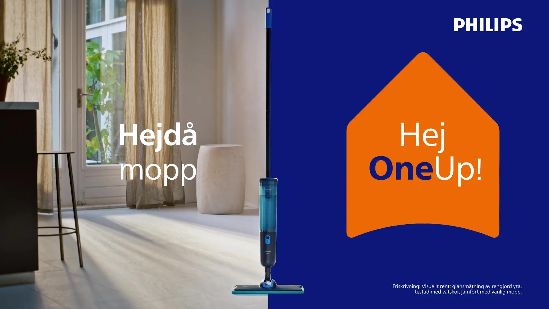 Philips OneUp – kampanjbild med texten "Hejdå mopp, Hej OneUp!" En blå spraymopp står i ett ljust vardagsrum bredvid fönster med beiga gardiner.
