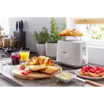 Main in-use photograph Philips Daily Collection Toaster