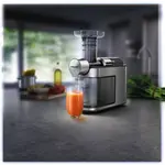 Main in-use photograph Philips Avance Collection Masticating juicer HR1949_20 Main in-use photograph Philips Avance Collection Masticating juicer HR1949_20