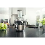 Main in-use photograph Philips Avance Collection Juicer HR1921_20