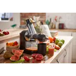 Main in-use photograph Philips Viva Collection Masticating juicer HR1889_70 Main in-use photograph Philips Viva Collection Masticating juicer HR1889_70