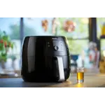 Main in-use photograph Philips Avance Collection Airfryer XXL HD9650
