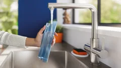 Der Philips OneUp Elektrischer Mopp ist wassersparend 