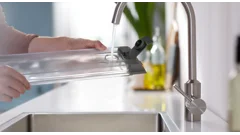 Con soluzione detergente per pavimenti